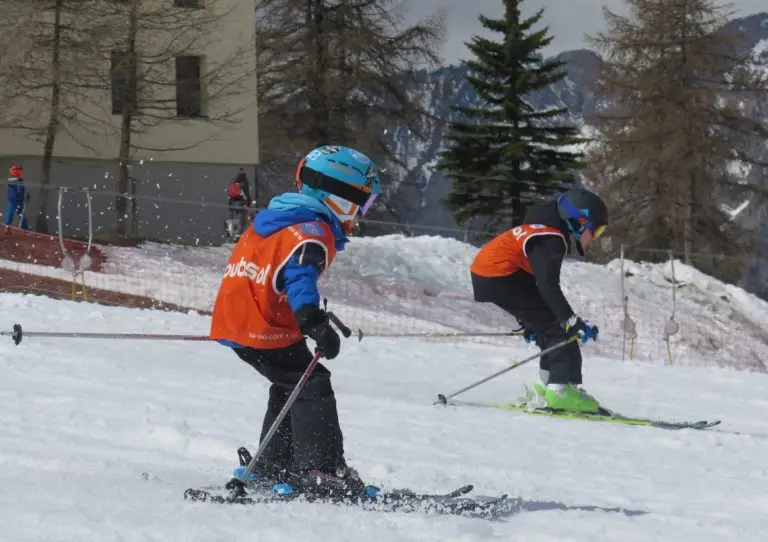 enfants faisant du ski