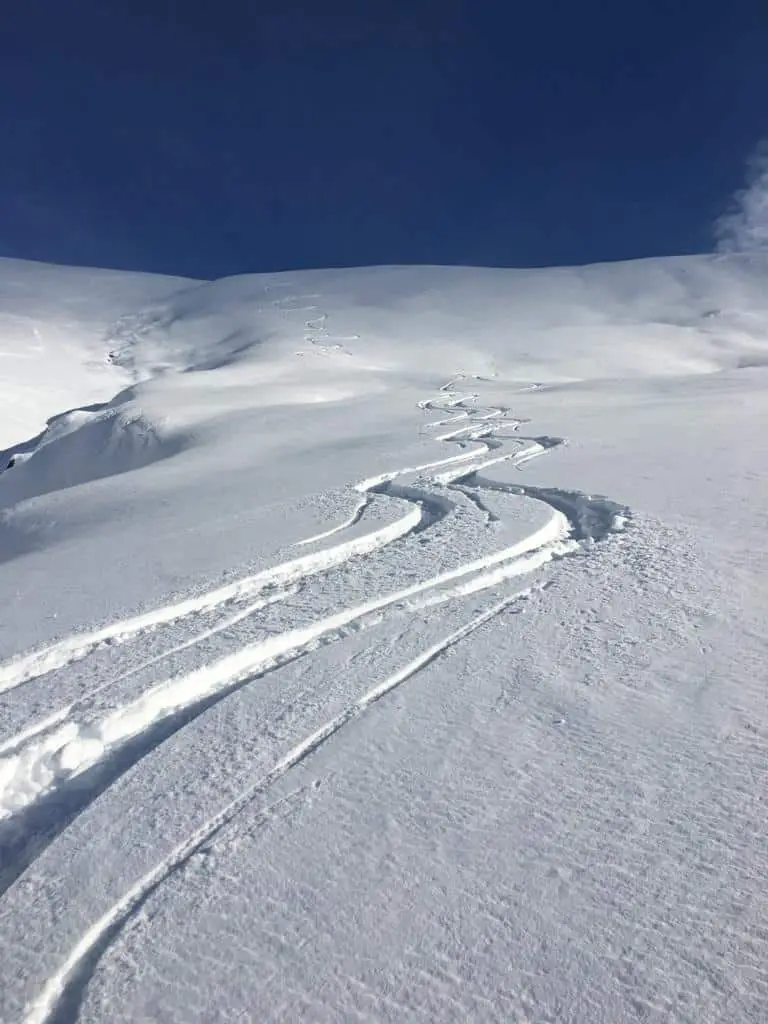 trace dans la neige sortie randonnée montgenvre