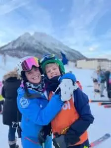 Un moniteur de ski avec son élève