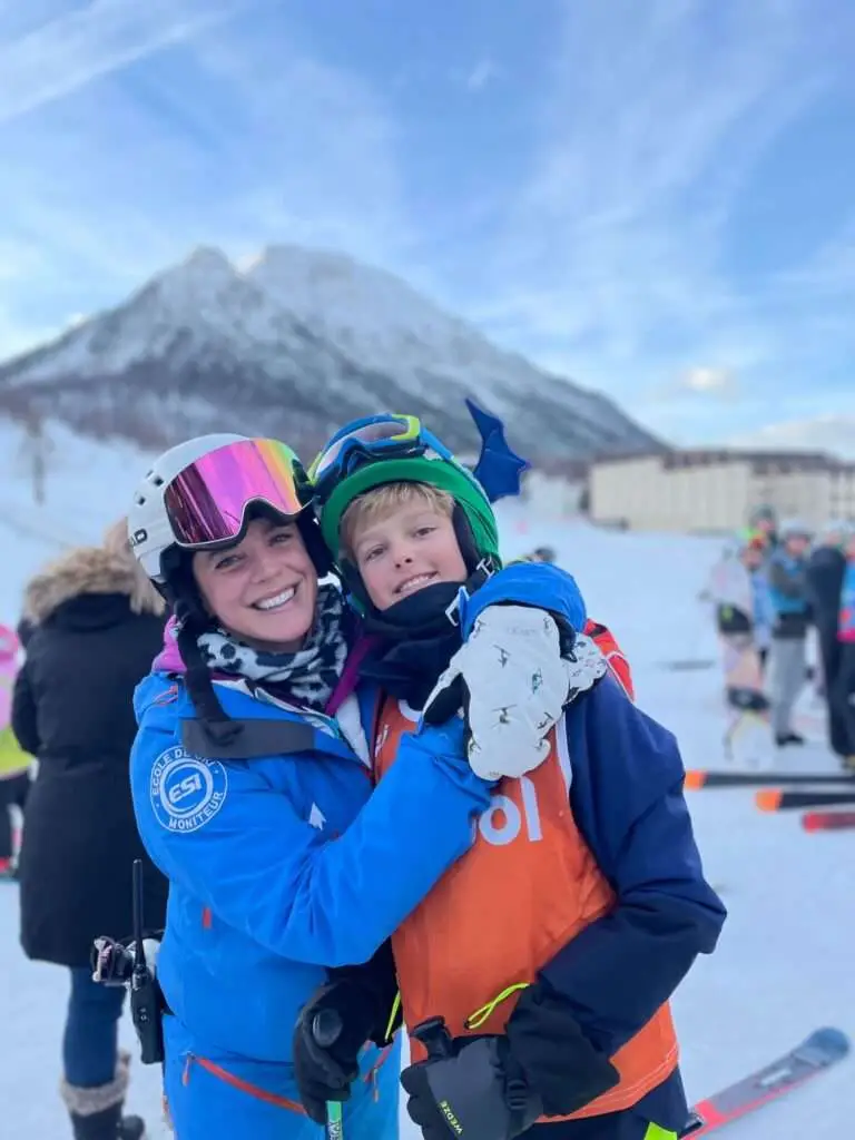 Un moniteur de ski avec son élève