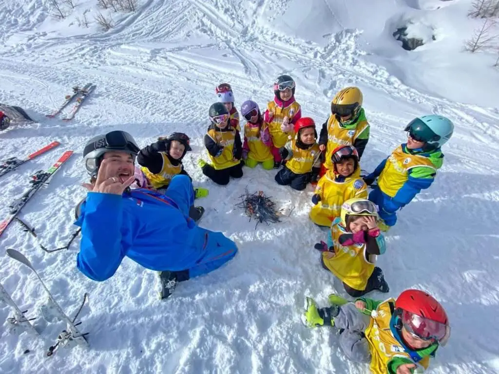 groupe d' enfant qui fait du ski à Montgenevre