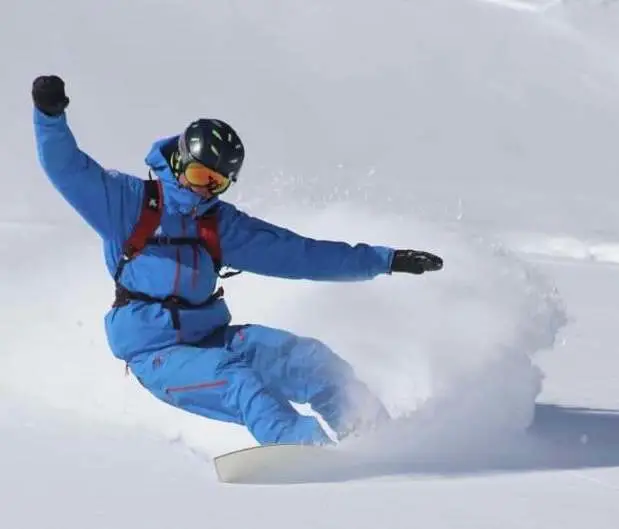 un snowboarder perfectionnant sa technique