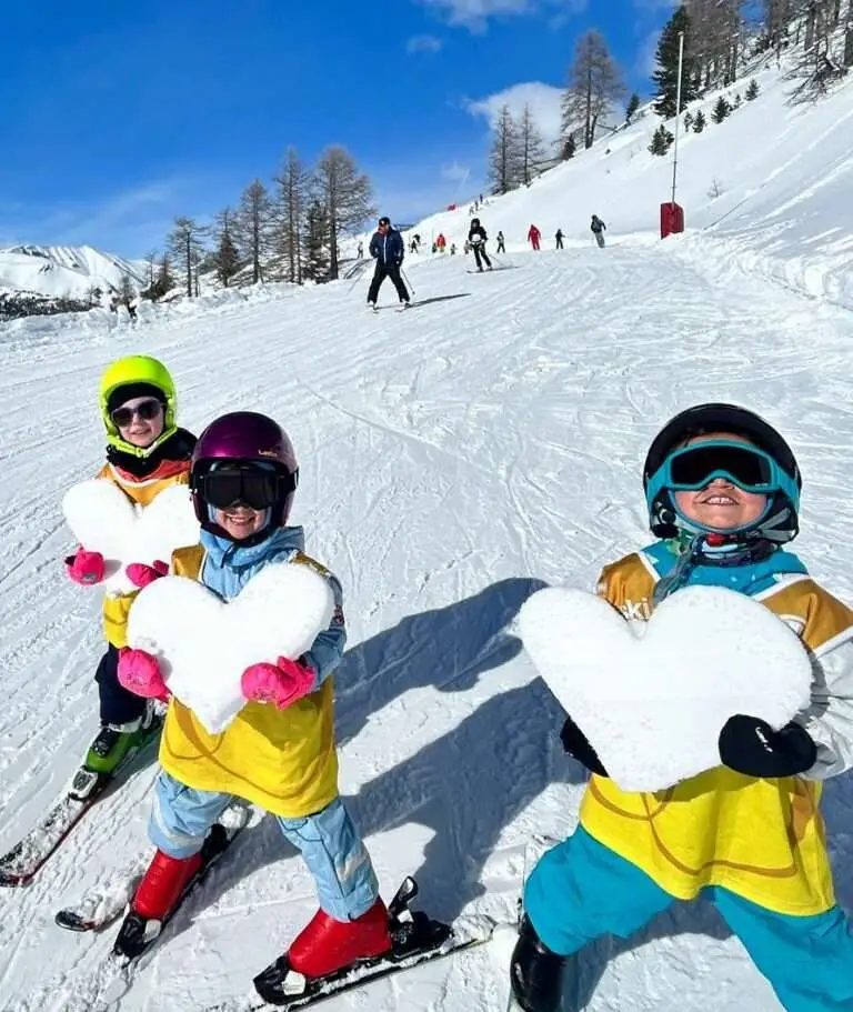 Groupe d'enfants en ski à Montgenèvre