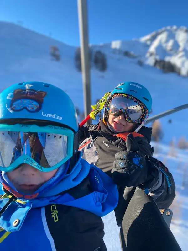 enfant en ski à Montgenevre